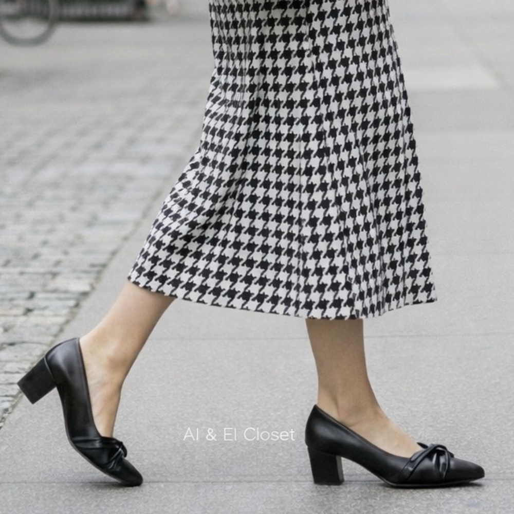Easy Street Millie Black Pumps Size 8.5 M Low Block Heel with Patent Toe NWB